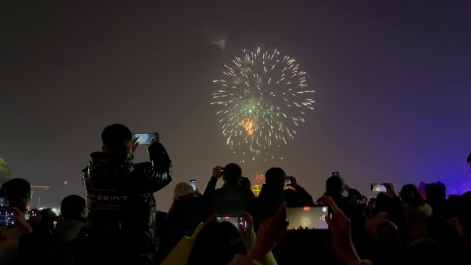 过年放烟花围观拍照的市民