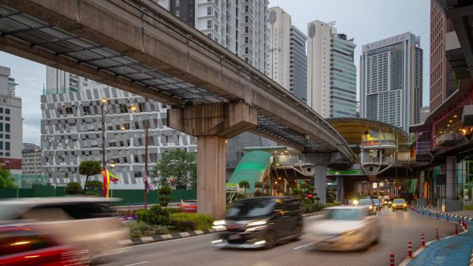 傍晚时分照明吉隆坡市区交通街道轻轨线全景4k延时马来西亚