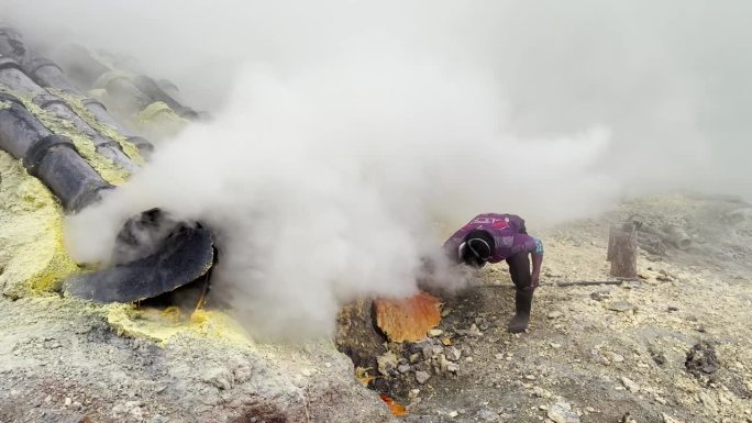 印度尼西亚爪哇的卡瓦伊真火山口，矿工正在提取硫磺