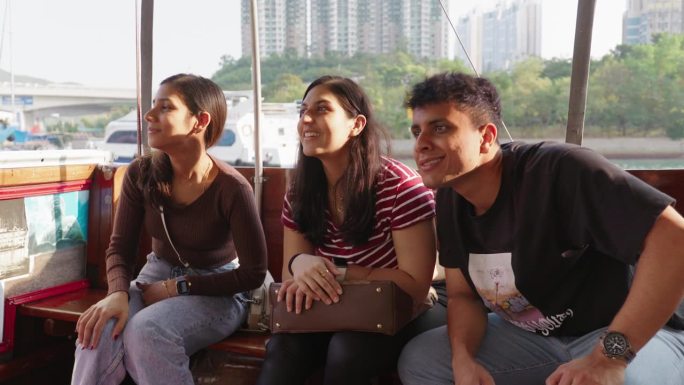 三名印度游客在香港的舢舨上四处张望