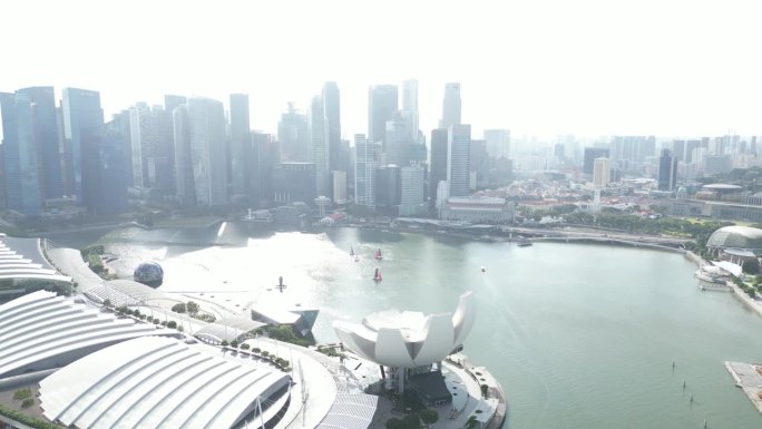在新加坡超现代的城市景观中，沿着滨海湾
