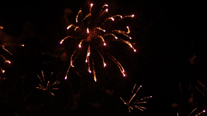 芭堤雅的光之庆典。夜海上的烟火。