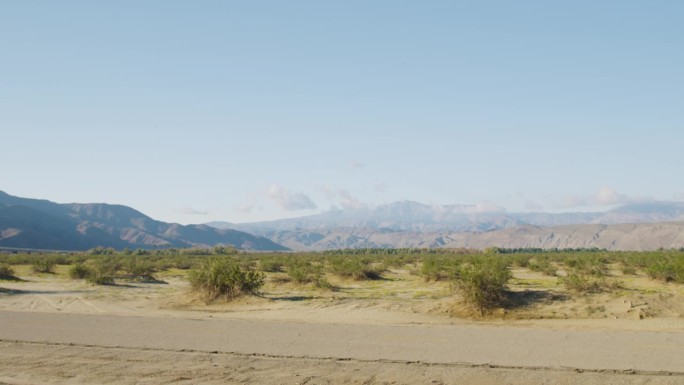 在安扎博雷戈沙漠中，一条被壮丽山脉包围的土路的平移镜头。