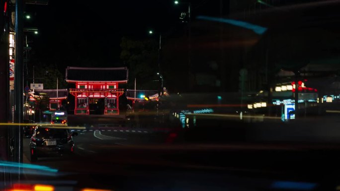 在京都的背景中，沿着西门(西塔门)正门的Shijo Dori进入八坂真寺神社的夜间交通
