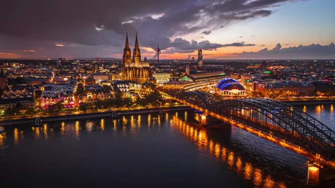 德国科隆市中心，日落时分，科隆大教堂穿过霍亨索伦桥，穿过科隆中央车站和音乐圆顶