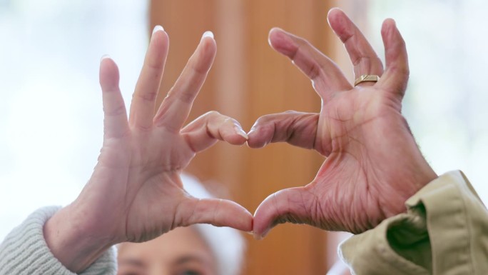 心、手和长辈夫妇用爱、关怀和信任表示支持、感激或在家里icon在一起。特写的男人，女人和表情符号的和