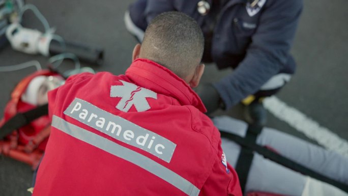 护理人员，在紧急情况下进行急救，照顾或帮助受伤，事故或医疗危机的团队和人员。EMT，医疗服务和人员，