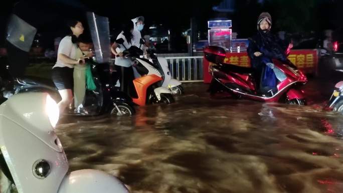 水灾城市水患雨季雨中行人水中骑车水浸街