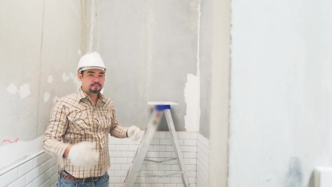瓷砖使用瓷砖找平，并在浴室墙壁上铺设瓷砖。专家在墙上放了一块瓷砖，并测量了尺寸。