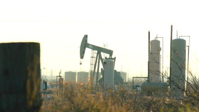 德克萨斯州佩科斯的油井抽水。二叠纪盆地石油产量。2024年1月。