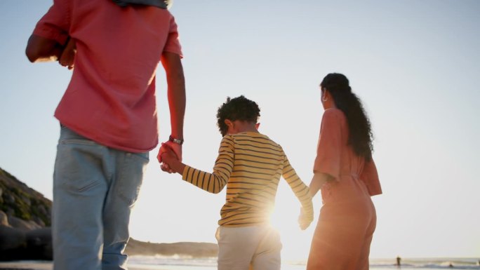 一家人，在日落的海滩上散步，手牵着手，度过周末假期，或者在户外与大自然亲密接触。母亲，父亲和年幼的孩