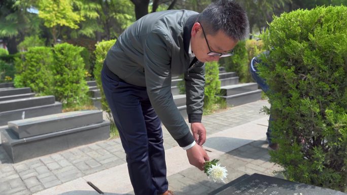 清明节 缅怀先烈 烈士墓前扫墓献花