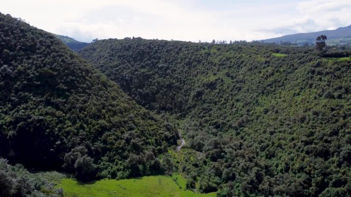 史诗级的无人机片段在厄瓜多尔普奇格的一个郁郁葱葱的大峡谷上空起飞