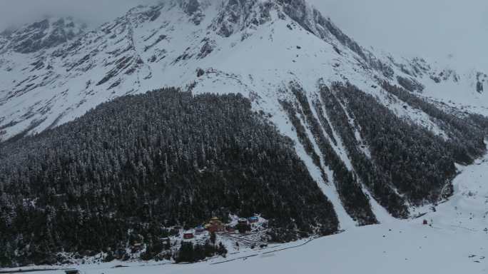 西藏林芝地区墨脱县多雄拉雪山高空航拍