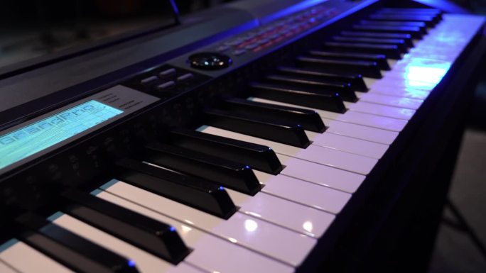 专业midi键盘合成器在录音室。