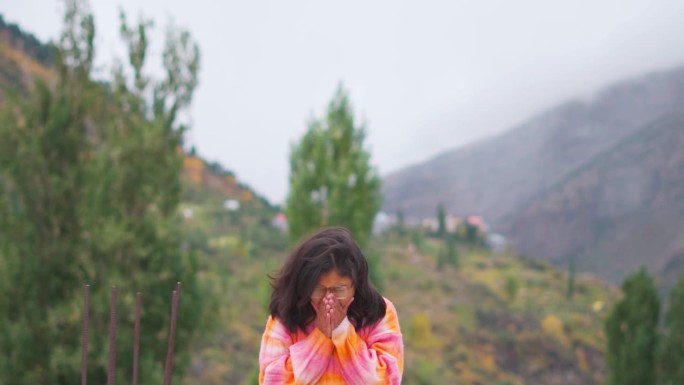 印度女孩在夏天站在山上打喷嚏。夏天是过敏时间。不健康的生病女孩感冒了。季节性花粉过敏，鼻黏膜炎症，病