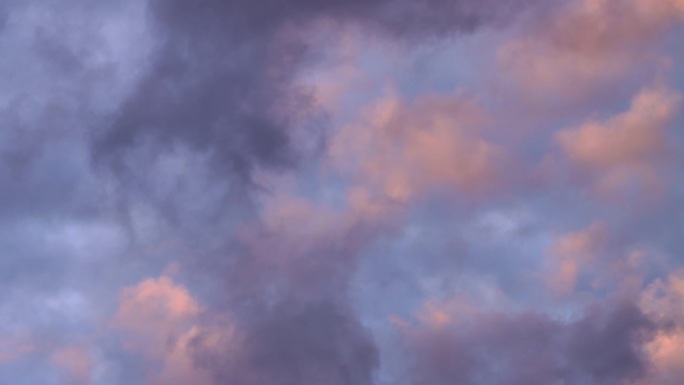 薄暮飘渺的云朵，抽象的远摄背景