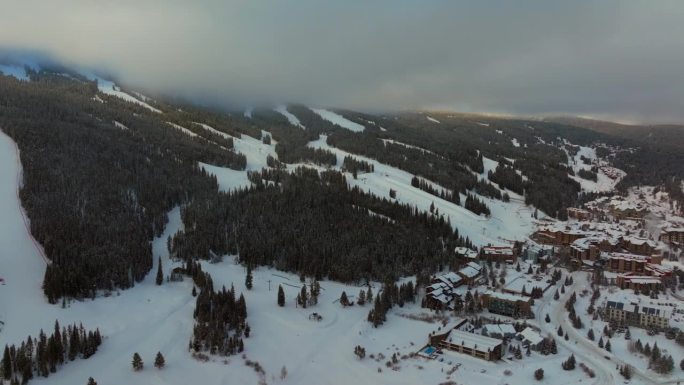 灰色雾蒙蒙的云层冬天多雪清晨日出空中无人机铜山科罗拉多滑雪胜地i70鹰飞人升降机东村单板滑雪半管伊肯