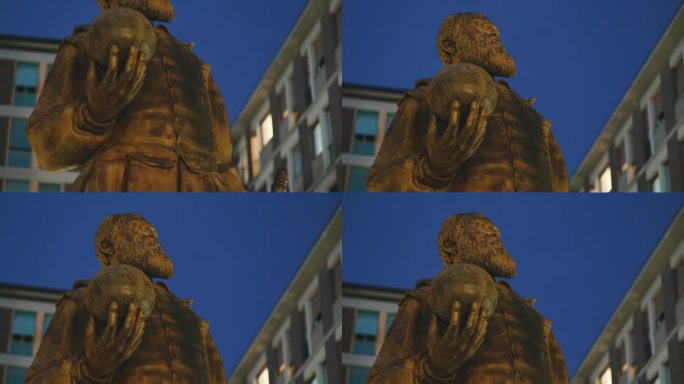 意大利科学家伽利略黄昏后的青铜雕塑，比萨，托斯卡纳