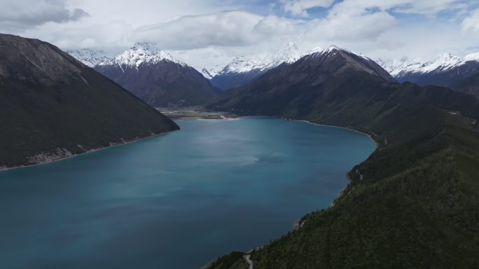 西藏林芝地区巴松错村庄神湖春色高空航拍