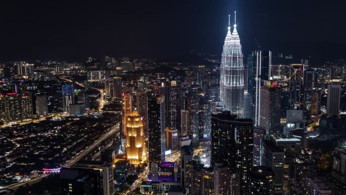 吉隆坡航拍夜景，灯火通明的双子塔巍然屹立