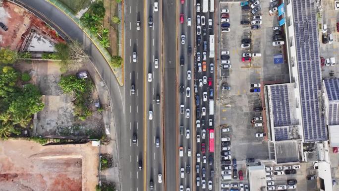 多明尼加共和国圣多明各繁忙交通的俯视图。-航拍