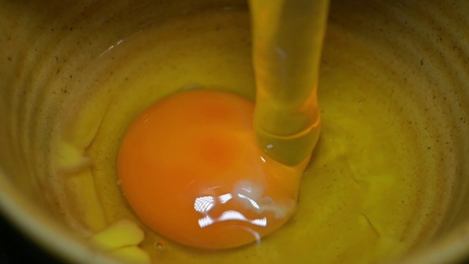 香椿摊鸡蛋，热油下锅翻炒，舌尖鸡蛋美食
