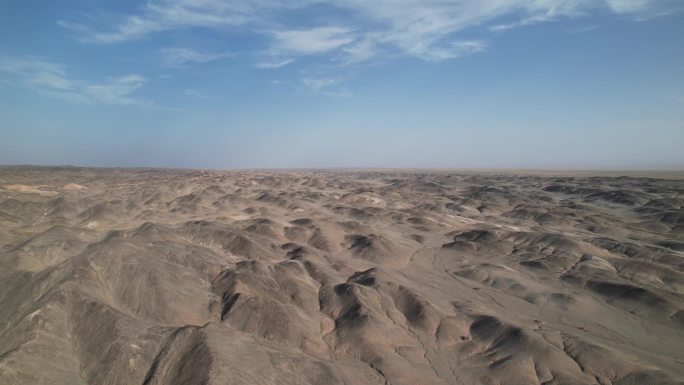 戈壁蓝天山丘荒凉火星地貌荒芜秃山地理地貌