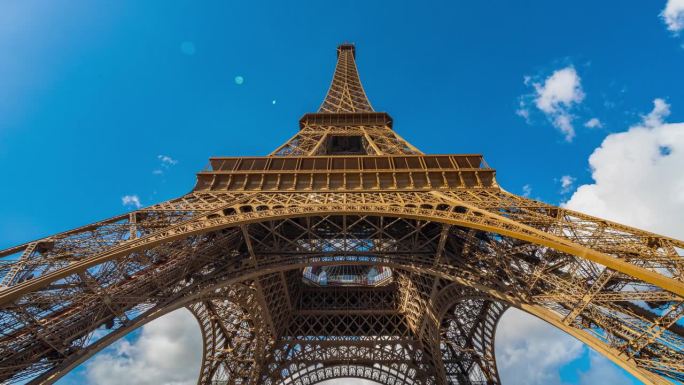 游客在战神广场公园散步，可以看到埃菲尔铁塔在法国巴黎的夏季，欧洲，旅游和旅游目的地的概念