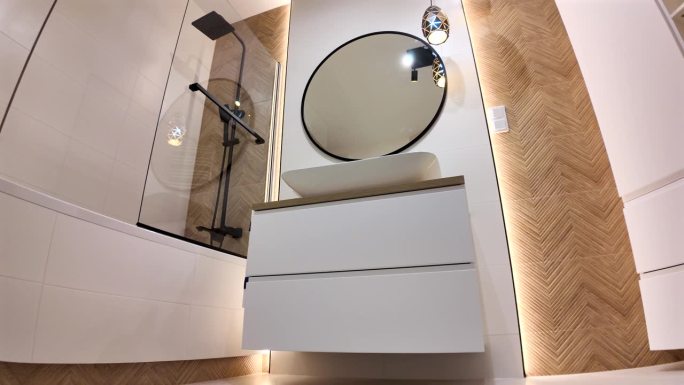 豪华现代白色大理石浴室内饰与圆形镜子。