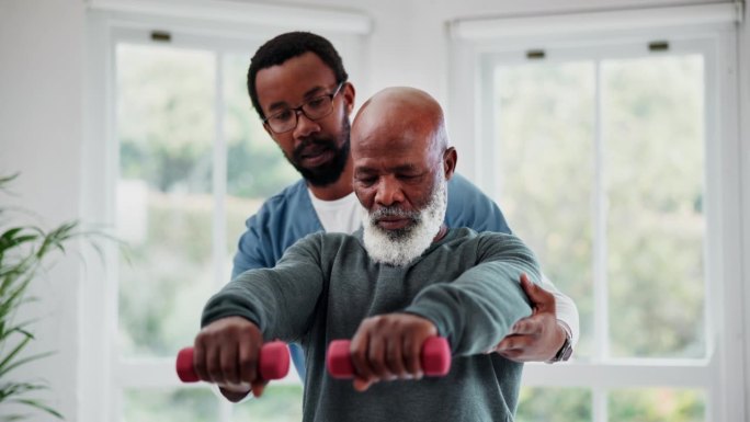 老年男性，理疗和哑铃用于肌肉支撑、帮助锻炼、健身或理疗检查。医疗护士，家庭医生或骨科和老年病人伸展或