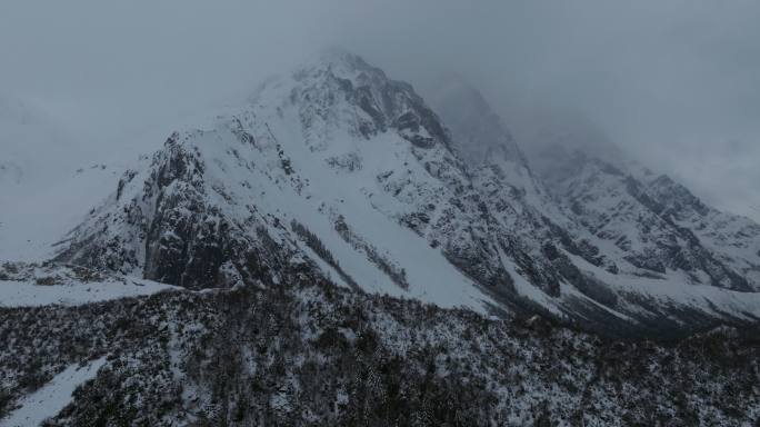 西藏林芝地区墨脱县多雄拉雪山高空航拍