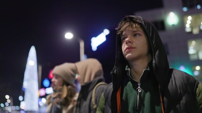 冬夜，十几岁的孩子走在华沙的大街上