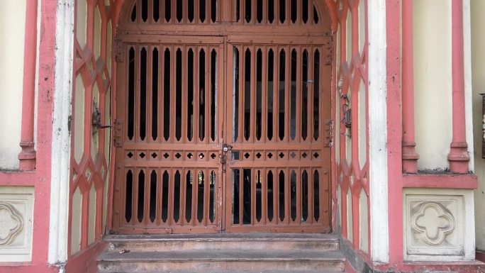 印度加尔各答，Shibpur工程学院内一座教堂里锈迹斑斑的哥特式铁门。