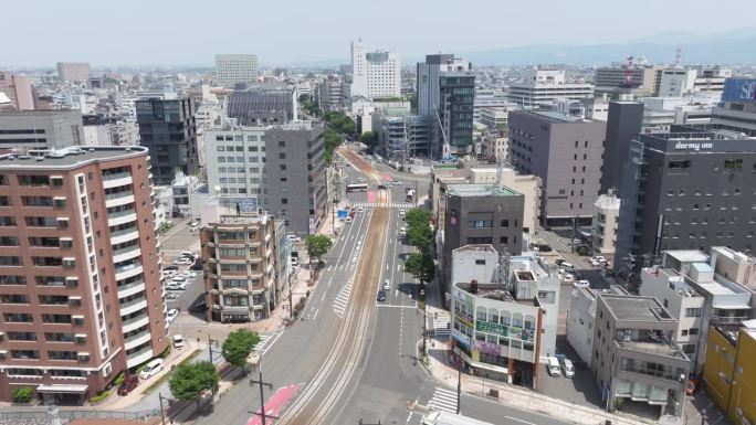 空中城市景观福井市，首都县，街道，建筑物和夏季天际线在日光，日本