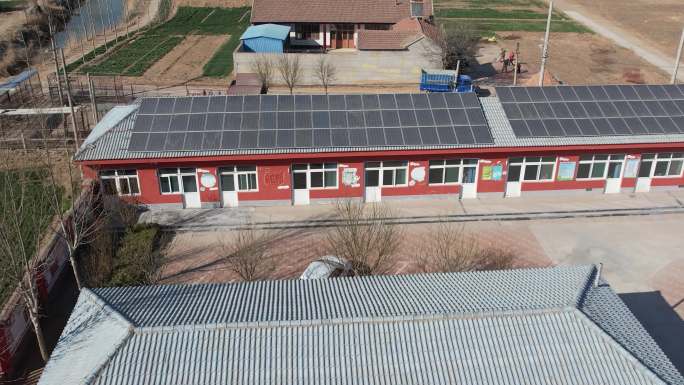 航拍农村学校屋顶光伏 清洁能源
