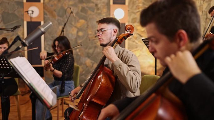 一群年轻的音乐学院学生练习演奏古典作品