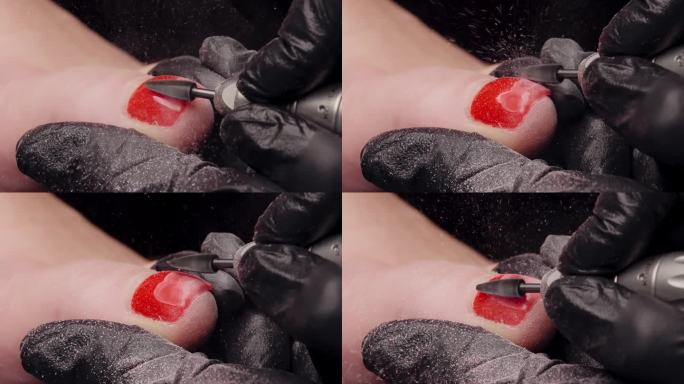 在足疗过程中，亮红色的指甲油被缓慢地从脚趾上移除，所有的凝胶都飞了出来