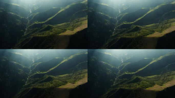 山区地形与光和影的发挥。光与影的游戏在宁静的山地地形从上面。