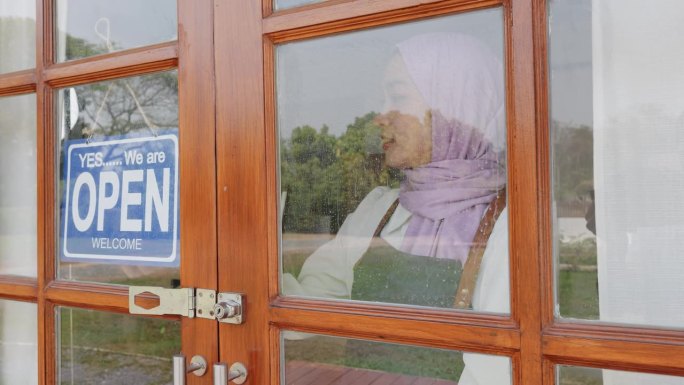 一个美丽的亚洲穆斯林妇女关门的照片