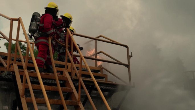 通过模拟天然气管道或石油管道的工业厂房的消防控制，进行高级灭火训练的消防员团队合作。