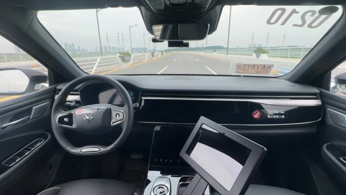 武汉测试行驶中的智能无人驾驶汽车延时
