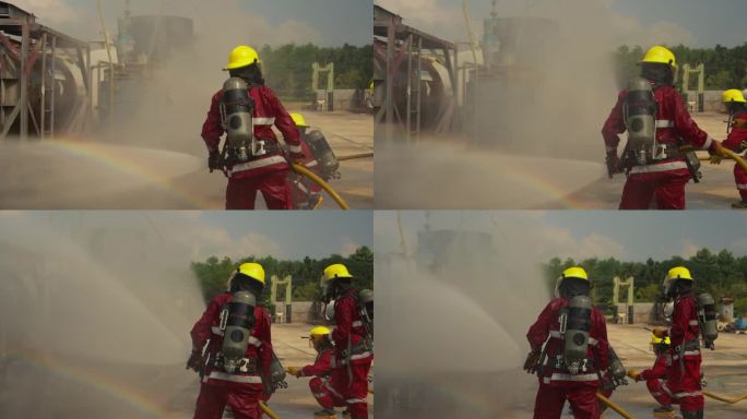 由5名不同年龄的男女组成的消防训练队穿着红色的安全服，戴着安全帽和氧气罐。