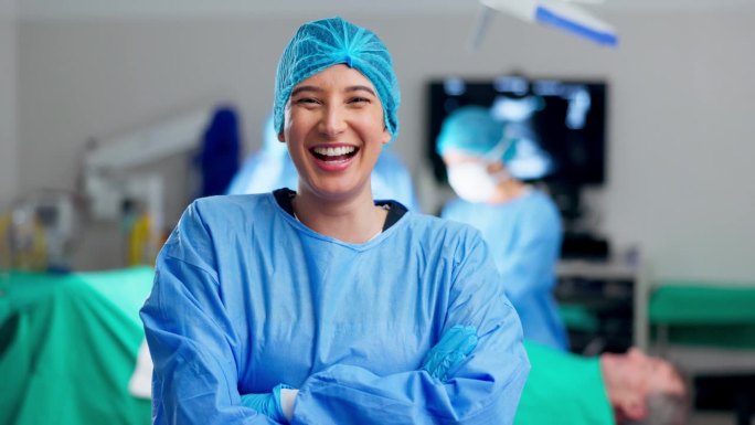 女外科医生的肖像，手术和团队在手术室急诊保健诊所。健康，医生和笑脸的医疗专业人员在医院剧院的健康，照