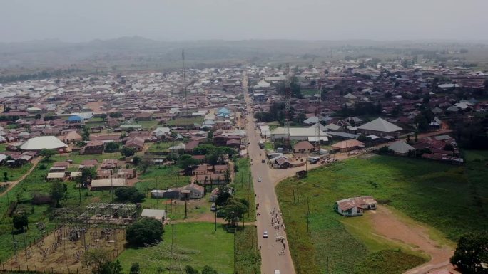 巴金拉迪镇在尼日利亚高原州-空中显示道路和社区撤退