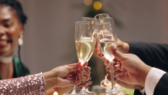 晚上，与商务人士一起庆祝新年，举杯共饮香槟。人们，男男女女，拿着酒杯，喝着或起泡酒欢呼，祝愿或快乐