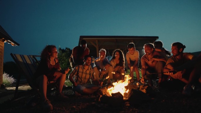 朋友和家人在篝火旁共度时光。