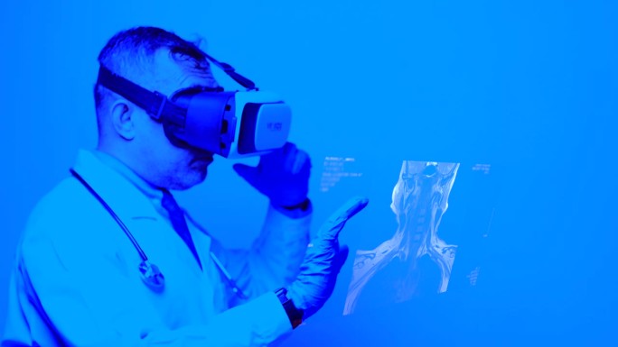 VR手术模拟:医生在未来的手术室里戴着VR头显，可视化器官并进行模拟手术。