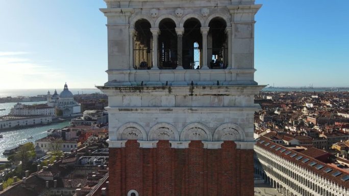 鸟瞰威尼斯城和大教堂的钟楼。