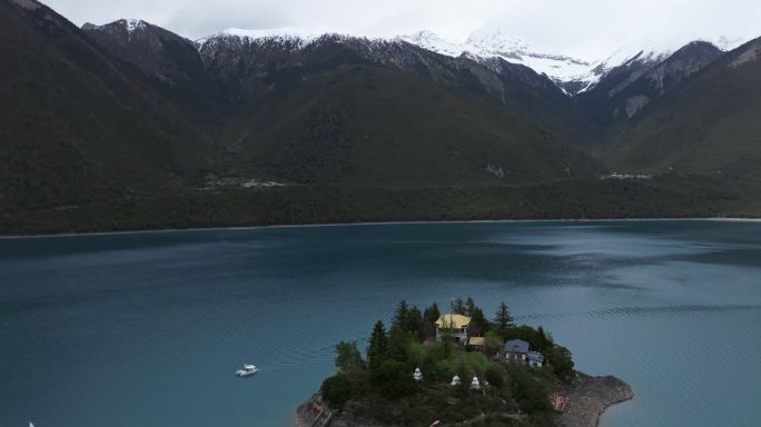 西藏林芝地区巴松错村庄神湖春色高空航拍